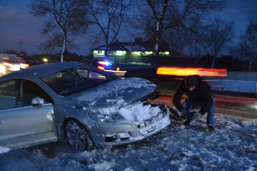 Wypadek w Stanowicach ZDJĘCIA Zderzyły się 3 samochody. 3...