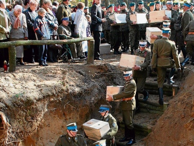 Październik 2012 r. W lesie koło Gródka trwa pogrzeb szczątków 44 żołnierzy i cywilów, którzy zginęli  w 1939 r.