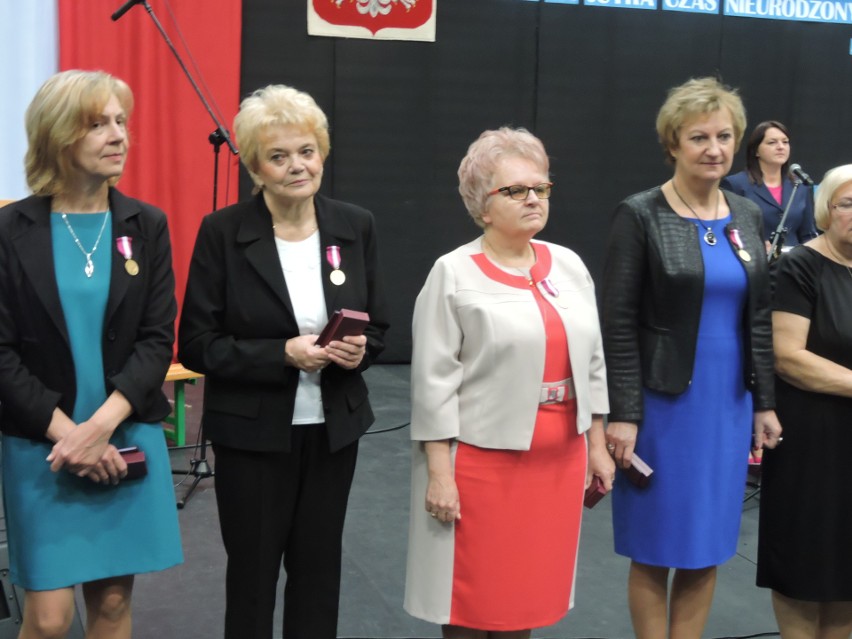 Ostrów Mazowiecka. Dzień Edukacji Narodowej: odznaczenia i nagrody dla najlepszych z subregionu [ZDJĘCIA, WIDEO]