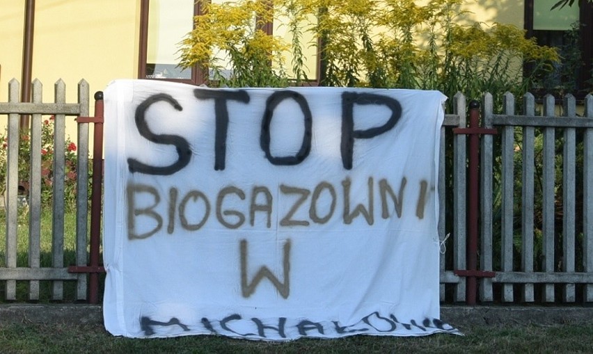 Mieszkańcy Michałowa mówią: "Stop biogazowni". Takie banery...