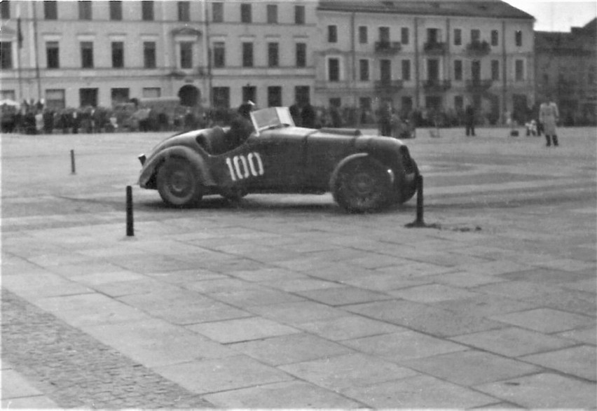 Lata 1952-1955. Wyścigi samochodowe na Placu Wolności.
