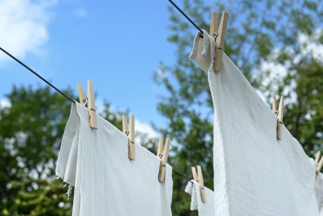 Jeśli masz taką możliwość, wysusz pranie na świeżym powietrzu jak robiły to nasze babcie. A co zrobić, żeby pranie ubrań było bardziej ekologiczne?