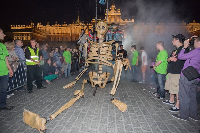 Taniec śmierci. Ulice wypełniał tłum wielbicieli teatru