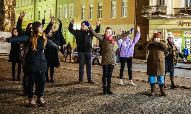 Bydgoska edycja One Billion Rising/Nazywam się Miliard, zainicjowana w Bydgoszczy przez Nieformalną Grupę Inicjatywną, rozpoczęła się o godz. 18.00 na Starym Rynku.