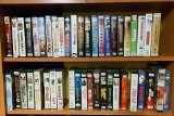 Kultowe kasety wideo. Filmy i bajki na VHS-ach to Netflix naszego dzieciństwa i młodości. Zobacz zdjęcia