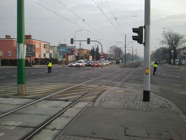 Nie działa sygnalizacja świetlna na skrzyżowaniu ulic Grunwaldzkiej, Bułgarskiej i Jugosłowiańskiej. Ruchem kieruje policja