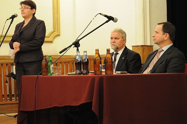 We wtorek Tarnobrzeg odwiedziła przewodnicząca Klubu Parlamentarnego Prawo i Sprawiedliwość Grażyna Gęsicka (pierwsza z lewej) oraz senator PiS Władysław Ortyl (pierwszy z prawej). Na zdjęciu w środku Jan Dziubiński, prezydent Tarnobrzega.