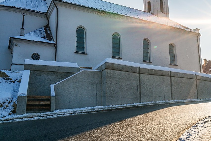 Nowy mur oporowy zabezpiecza kościół w Piwnicznej. Piesi zyskali chodnik.