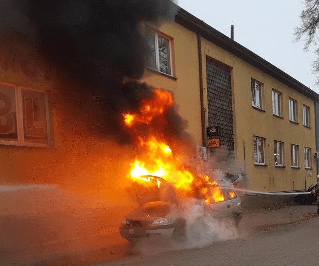 Przy ulicy Kościuszki w Sępólnie doszczętnie spłonął samochód