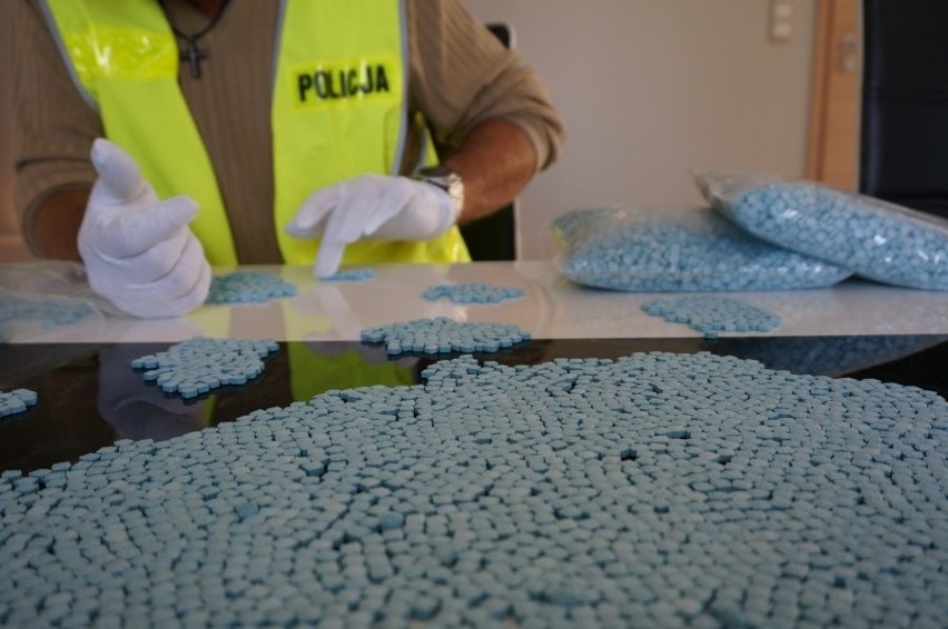 Mikołów: Policja przejęła 14 tysięcy tabletek extasy i prawie milion nielegalnych papierosów