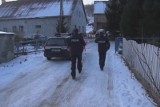 Rodzina nożami zaatakowała policjantów koło Wałbrzycha. Funkcjonariusze oddali strzały (wideo)
