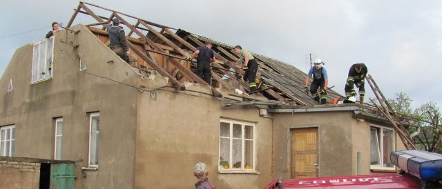 Trąba powietrzna pozrywała dachy