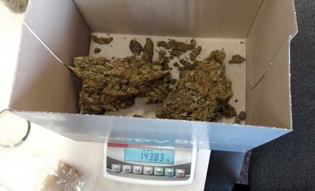 Policjanci z pionu narkotykowego zatrzymali 35-letniego mieszkańca Białegostoku. Mężczyzna w swoim mieszkaniu przechowywał prawie 310 gramów marihuany.