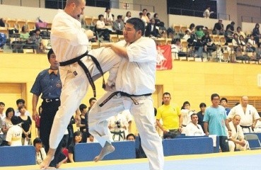 Jacek Antczak (z lewej) jest jednym z reprezentantów Świnoujścia wtych mistrzostwach. Na zdjęciu podczas międzynarodowego turnieju wJaponii.