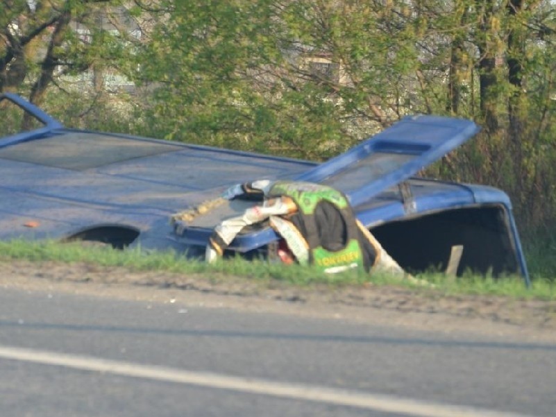 Jeden z pasażerów zginął na miejscu, drugi trafił do...