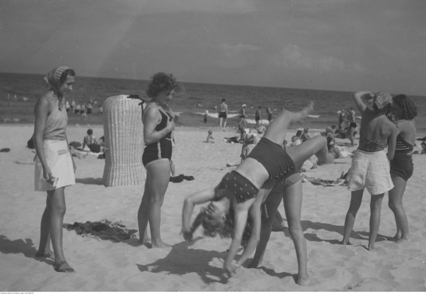 Plaża w Gdyni. Plażowicze podczas zabawy na plaży nad morzem...