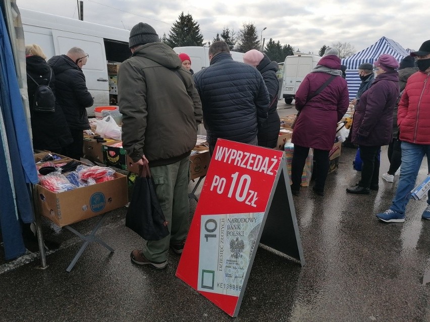 Niedzielne przedpołudnie na koszalińskiej giełdzie.