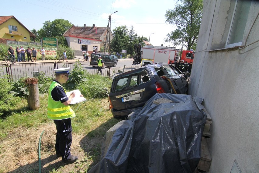 Wypadek w Kiełczowie. Pod Wrocławiem kierowca wjechał w dom i uciekł (ZDJĘCIA)