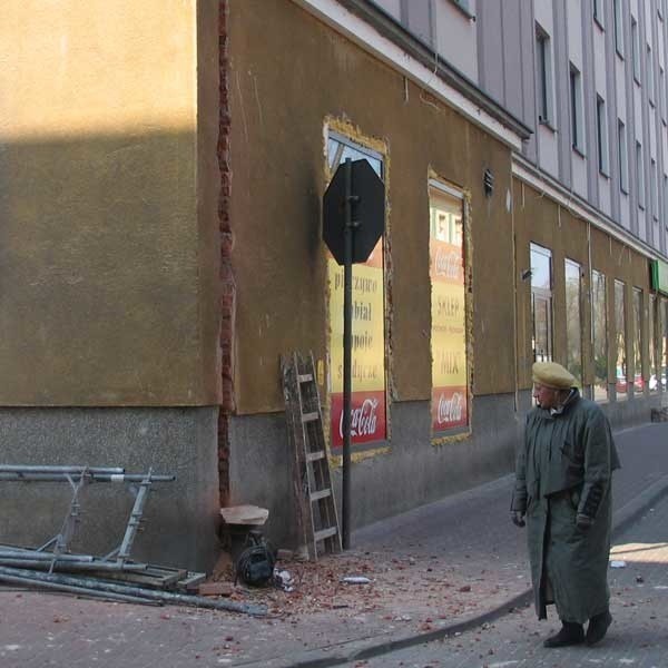 Stefania Kopacz, świadek wypadku, uważa, że chłopak spadł, bo nikt go nie ubezpieczał. - Chodnik krzywy a drabina niestabilna - ocenia.