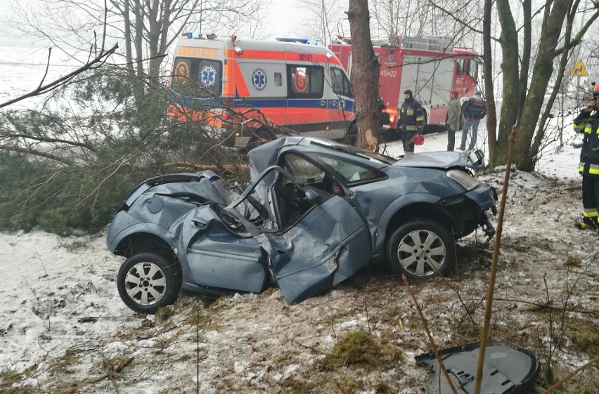Dobrzyniówka. Wypadek w gminie Jasionówka. Trzy osoby trafiły do szpitala (zdjęcia)