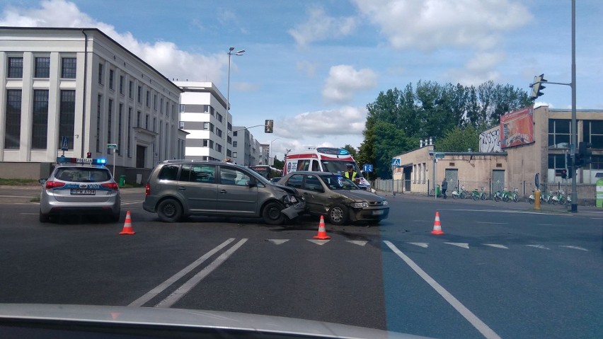 Kolizja na skrzyżowaniu ulic Sczanieckiej i Emilii Plater w Szczecinie. Kraksa w centrum i kłopoty z przejazdem