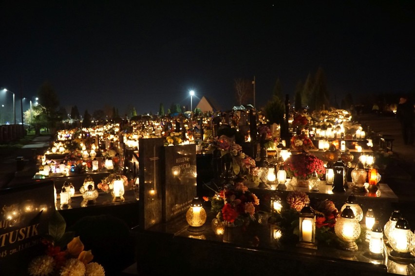 Wieczór Wszystkich Świętych na cmentarzu w Busku-Zdroju....