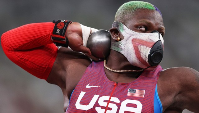 Raven Saunders w masce „Hulka” podczas konkursu pchnięcia kulą na igrzyskach olimpijskich 2020 w Tokio
