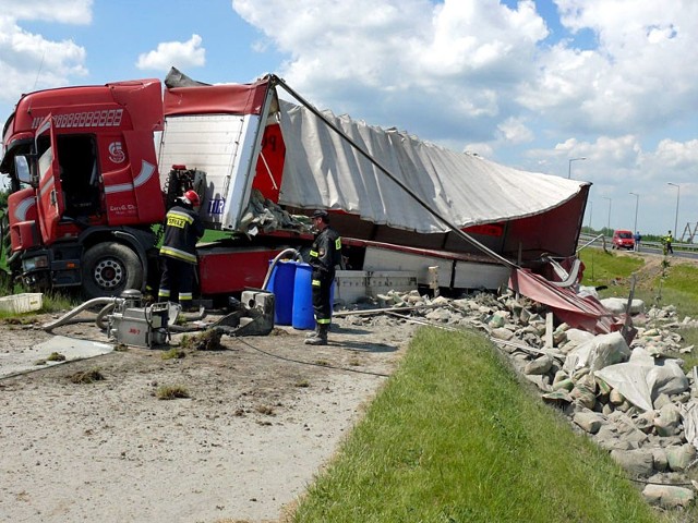 TIR, który wypadł z trasy podskarpowej.