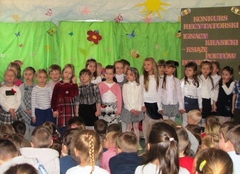 "Bajki wam niosę, posłuchajcie dzieci" - przedszkolaki recytują Krasickiego