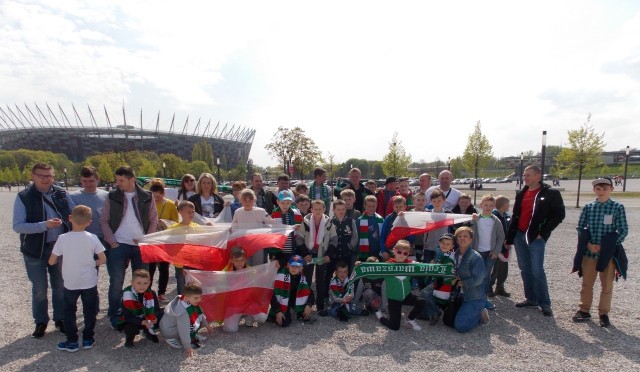 Reprezentanci Akademii Piłkarskiej Gryfia w Mirowie w pobliżu Stadionu Narodowego przed finałem Pucharu Polski w Warszawie.