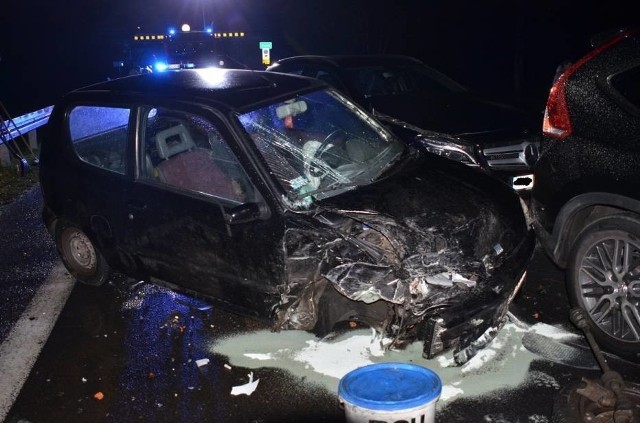 W niedzielę wieczorem tuż za wyjazdem z Leszna w stronę Lipna doszło do zderzenia trzech samochodów. W wypadku zostały ranne trzy osoby, w tym dziecko. Sprawcą wypadku okazał się kompletnie pijany kierowca jednego z aut. Zobacz więcej zdjęć ---->