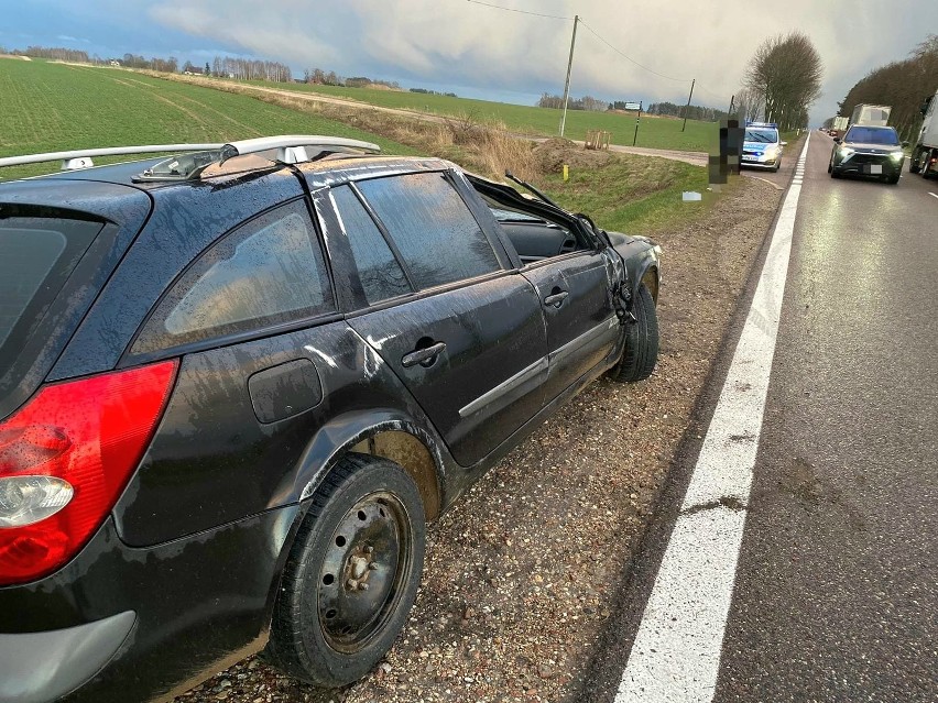 Korycin. Wypadek podczas wyprzedzania na DK8. Auto osobowe dachowało, jedna osoba trafiła do szpitala [ZDJĘCIA]