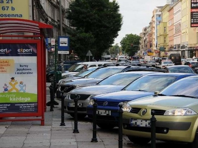 Miejmy nadzieję, że dzięki nowym miejscom parkingowym kierowcy nie będą zostawiać swoich aut gdzie popadnie. (na zdjęciu przystanek alei Wojska Polskiego)