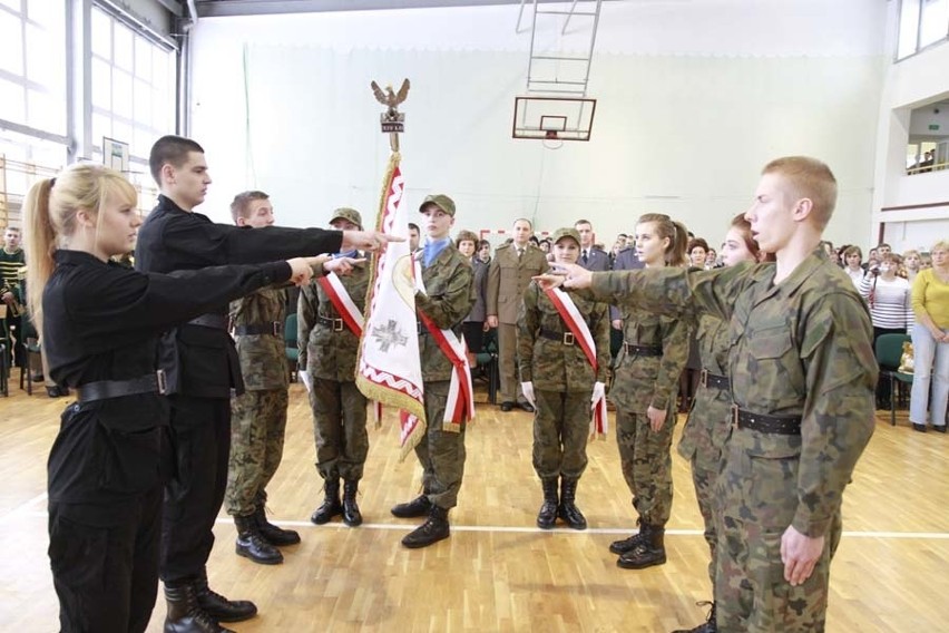 XIV LO: Ślubowanie klas mundurowych...