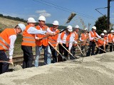 Ruszyła modernizacja linii nr 104 Chabówka – Nowy Sącz. Symbolicznie wbito łopaty w Marcinkowicach
