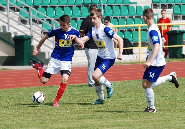 Jakub Rudkiewicz (przy piłce) strzelił gola dla Francji z Małogoszcza.
