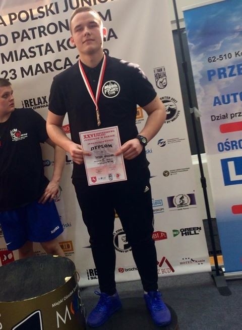 Szymon Nadłonek z Fight Clubu Koszalin z medalem Mistrzostw Polski juniorów