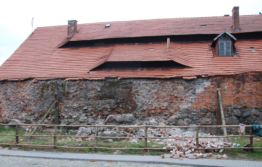 Fragment rozebranego muru przy ul. Wałowej w Byczynie.