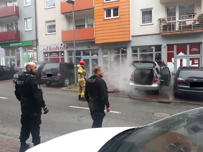 Pożar mercedesa w Stargardzie. Tuż obok zaparkowany był ford