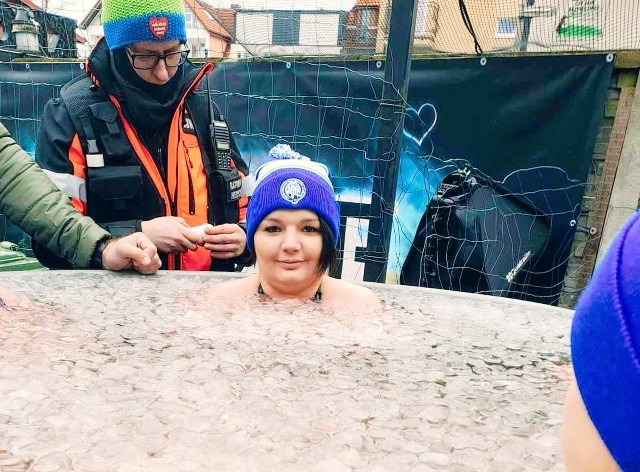 Małgorzata Kocyan z klubu Kazimierskie Morsy Endorfina spędziła 2 godziny i dwie minuty w lodowatej wodzie.