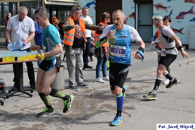 Ponad 320 osób stanęło na starcie szóstego Kołobrzeg Maratonu i trzeciego Kołobrzeg Półmaratonu. Tradycyjnie na dłuższym dystansie biegano na trasie z Kołobrzegu do latarni w Gąskach i z powrotem. Uczestnicy półmaratonu mieli nawrót w Sianożętach.Spośród 187 uczestników rywalizacji na dystansie 42,195 km najszybciej pobiegł Tomasz Łużyński ze Szczecina, który zwyciężył z czasem 2:52.07 godz. Drugi był Mariusz Michalak (MM Team) - 2:59.02. Tylko ta dwójka złamała granicę 3 godzin. Trzeci Maciej Ruta uzyskał wynik 3:01.30. Wśród kobiet zwyciężyła Małgorzata Pazda-Pozorska (Słupsk), będąc czwartą na mecie. Przy okazji wynikiem 3:02.56 ustanowiła rekord trasy! Druga dobiegła Małgorzata Rencz (3:10.39), a trzecia Maja Michalak (3:15.42).Półmaraton wygrał Arkadiusz Siadak z czasem 1:16.16, wyprzedzając Artura Karcza z Kołobrzegu (1:16.44) i Roberta Gehrke (1:17.37). Wśród kobiet górą była Agata Kaczmarek z czasem 1:28.10. Druga była Anna Centkowska-Derda (1:44.41), a trzecia Agata Wojciechowska-Hrycyk (1:45.20) z Kołobrzegu.Najlepsi z powiatu kołobrzeskiego: maraton - mężczyźni - 1. Wojciech Uznański, 2. Sławomir Kroczyński, 3. Ryszard Uznański; kobiety - 1. Agnieszka Stachurska, 2. Daria Popławska, 3. Agnieszka Szubert; półmaraton - mężczyźni - 1. A. Karcz, 2. Mateusz Kubisz, 3. Krzysztof Biedrzycki; kobiety - 1. A. Wojciechowska-Hrycyk, 2. Renata Litwinowicz, 3. Wioletta Stec.Zobacz także: Magazyn Sportowy GK24