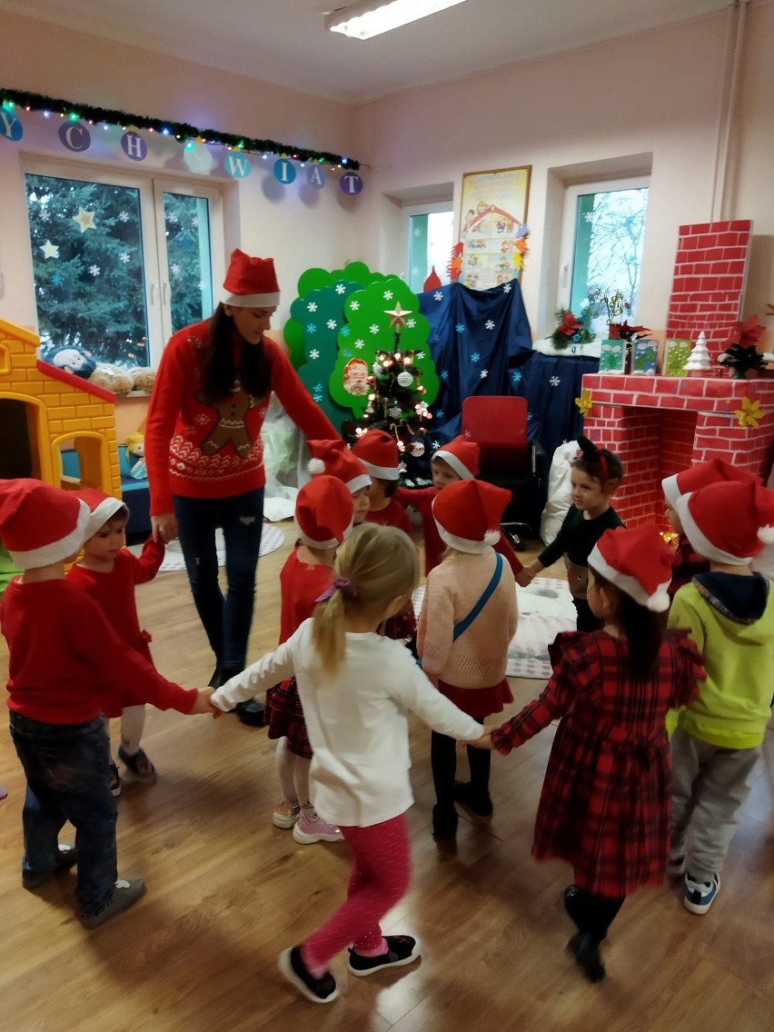 Mikołaj przyjechał do Punktu Przedszkolnego w Bilczy. Maluszki przygotowały dla gościa piękny program artystyczny. Zobaczcie zdjęcia