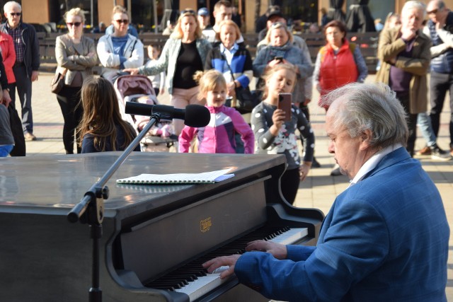 Henryk Jan Botor gra na fortepianie Cadenza na placu Baczyńskiego w TychachZobacz kolejne zdjęcia. Przesuwaj zdjęcia w prawo - naciśnij strzałkę lub przycisk NASTĘPNE