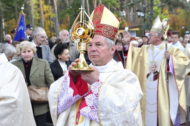 Procesję z relikwiarzem poprowadził biskup Henryk Tomasik.