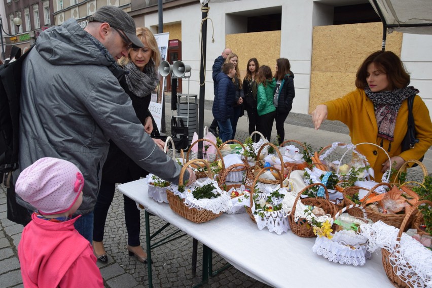 W Raciborzu poświęcono pokarmy i częstowano żurkiem