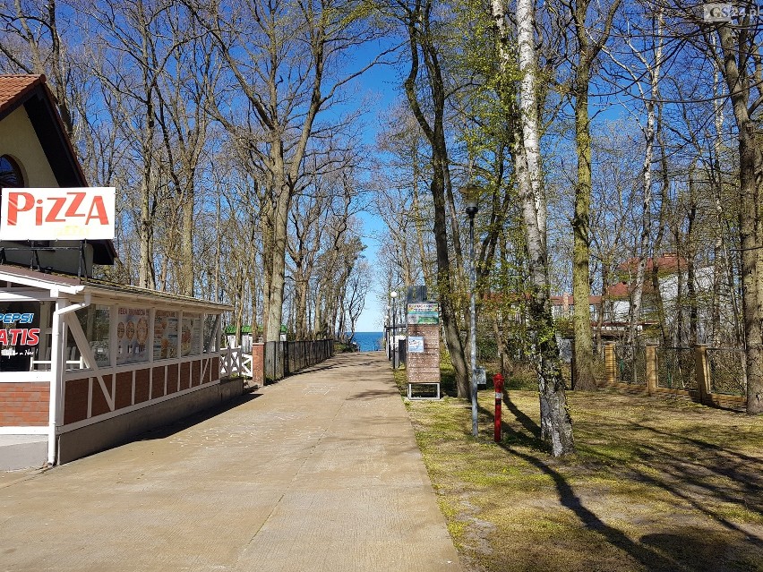 Plaża w Pobierowie otwarta, ale ulice kurortu wciąż puste [ZDJĘCIA]