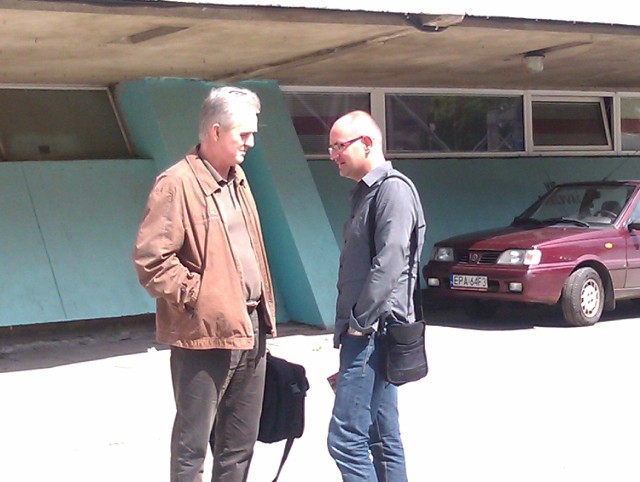 Dominik Nowak (z prawej) rozmawia z Wiesławem Pokrywą.