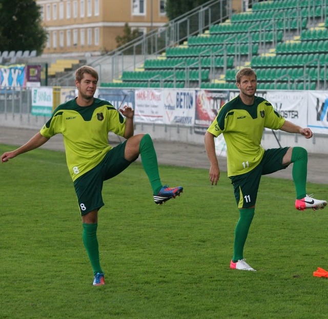 Piłkarze Stali Stalowa Wola (z lewej Michał Kachniarz, obok Adrian Bartkiewicz) szykują się na mecz z Olimpią Zambrów.