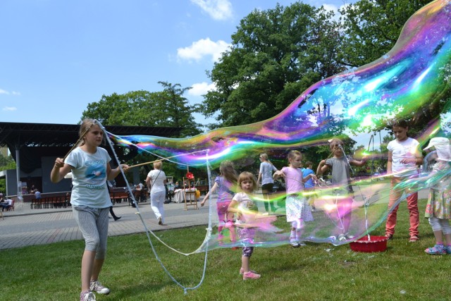 Piknik na Kampusie w Rybniku. Leżą na kocach, bawią się i korzystają z pogody