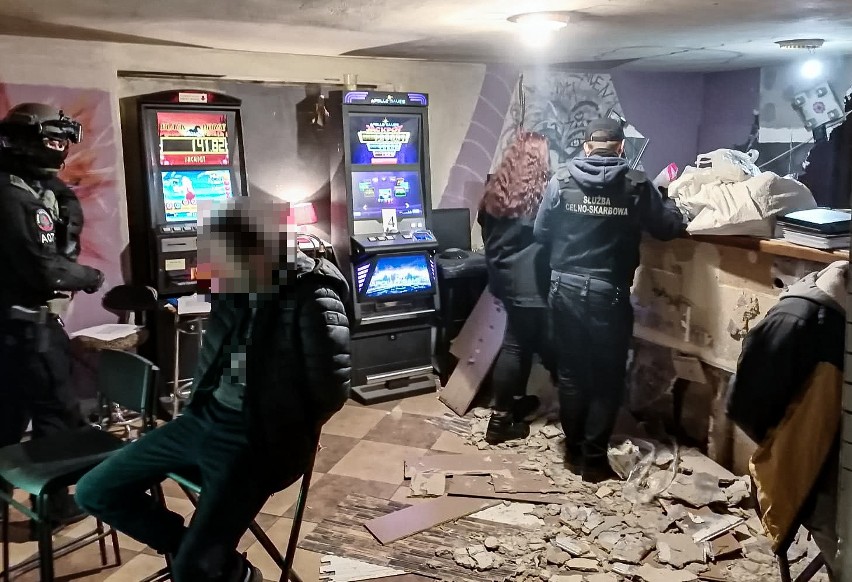 Lola wykryła narkotyki w nielegalnym salonie gier w Malborku. Funkcjonariusze KAS zarekwirowali automaty o wartości blisko 100 tys. zł